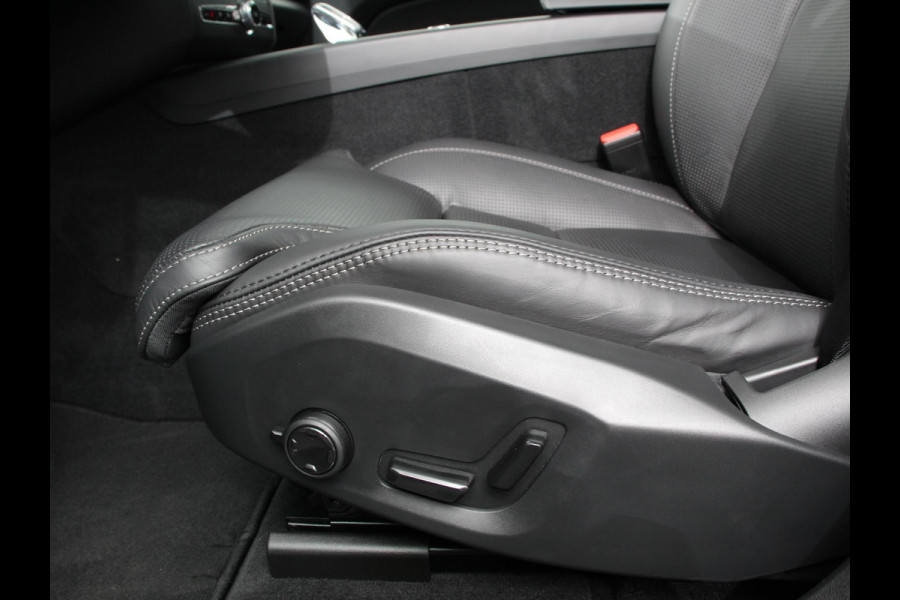 Volvo XC60 2.0 T6 398pk Plug-in hybrid AWD Ultimate Dark Bowers &Wilkins Premium Sound system Navigatie Google Panorama dak Camera Extra Getint glas Stoelen met massage functie