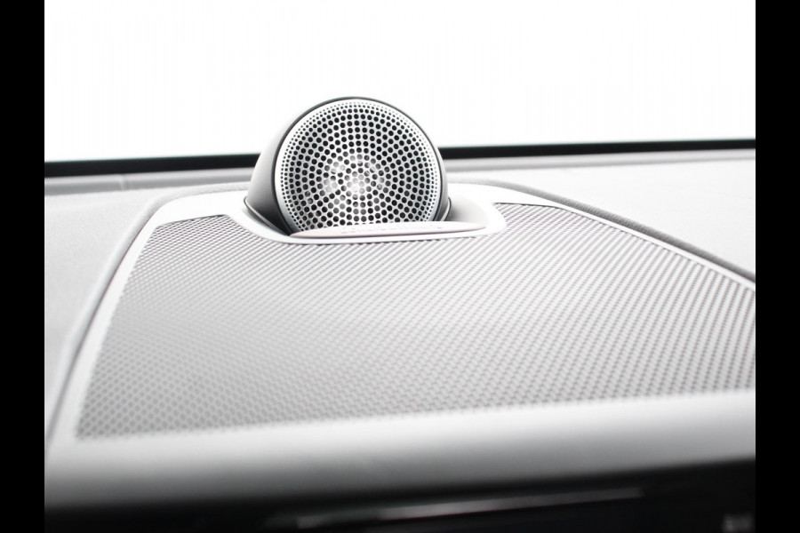 Volvo XC60 2.0 T6 398pk Plug-in hybrid AWD Ultimate Dark Bowers &Wilkins Premium Sound system Navigatie Google Panorama dak Camera Extra Getint glas Stoelen met massage functie