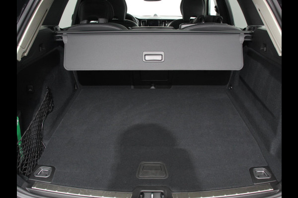 Volvo XC60 2.0 T6 398pk Plug-in hybrid AWD Ultimate Dark Bowers &Wilkins Premium Sound system Navigatie Google Panorama dak Camera Extra Getint glas Stoelen met massage functie