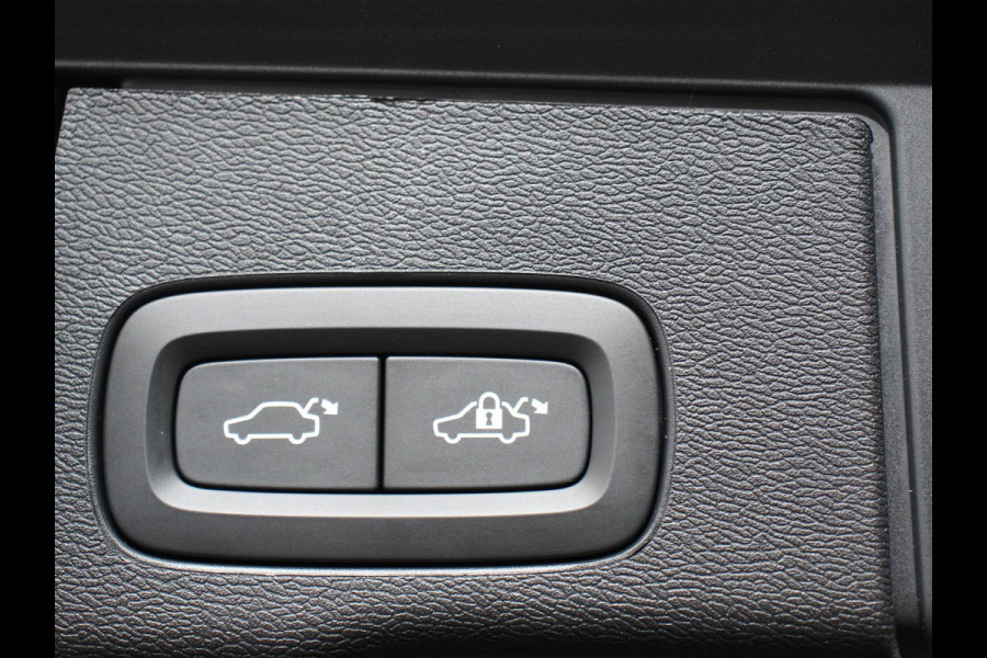Volvo XC60 2.0 T6 398pk Plug-in hybrid AWD Ultimate Dark Bowers &Wilkins Premium Sound system Navigatie Google Panorama dak Camera Extra Getint glas Stoelen met massage functie