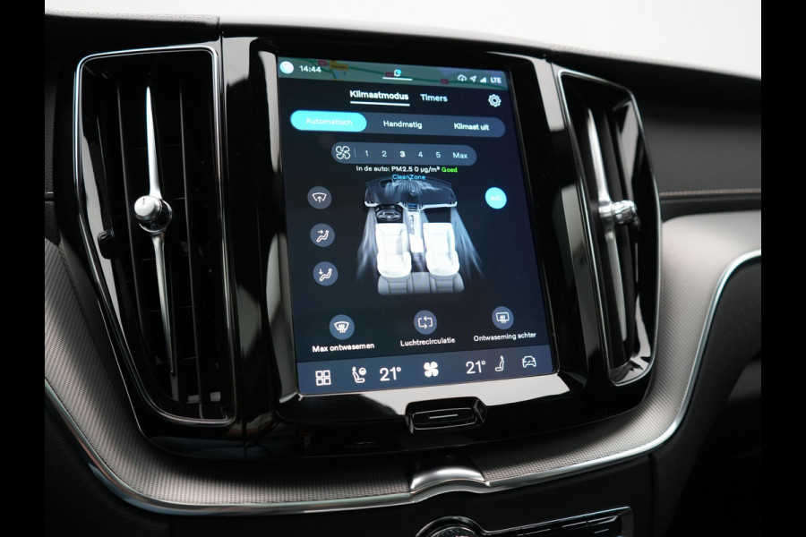Volvo XC60 T8 AWD R-Design LONG RANGE PHEV 455pk Dealer O.H. | Trekhaak Af Fabriek | Panodak | Adaptive Cruise | 360 Camera | Harman / Kardon | Keyless | Stuur Verwarmd | Google Assistent | Apple Carplay | DAB |