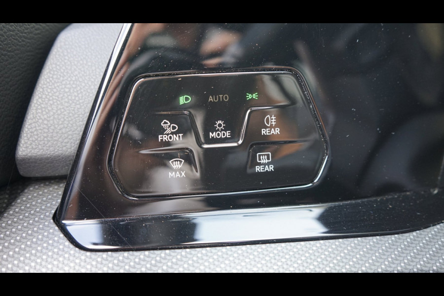 Volkswagen Golf VIII 1.5 eTSI R-Line ACC|AMBIANCE|CAMERA|IQ LIGHT|KEYLESS|MODE|PANORAMA|STOELVERWARMING