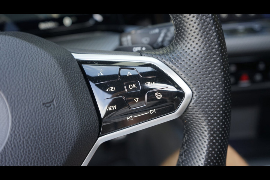 Volkswagen Golf VIII 1.5 eTSI R-Line ACC|AMBIANCE|CAMERA|IQ LIGHT|KEYLESS|MODE|PANORAMA|STOELVERWARMING