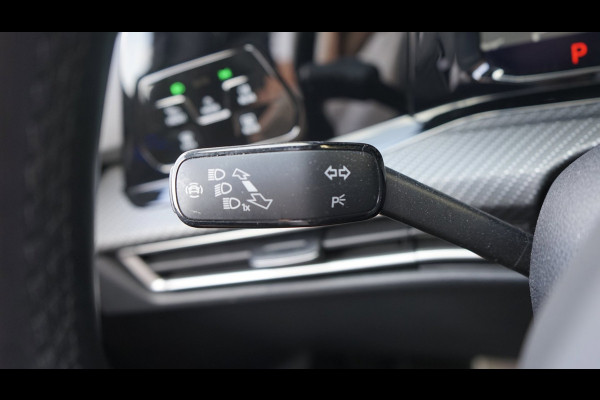 Volkswagen Golf VIII 1.5 eTSI R-Line ACC|AMBIANCE|CAMERA|IQ LIGHT|KEYLESS|MODE|PANORAMA|STOELVERWARMING