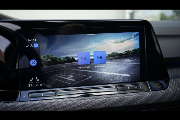 Volkswagen Golf VIII 1.5 eTSI R-Line ACC|AMBIANCE|CAMERA|IQ LIGHT|KEYLESS|MODE|PANORAMA|STOELVERWARMING