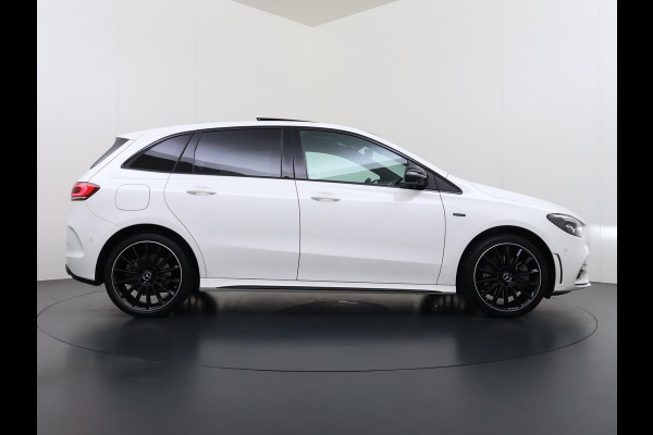 Mercedes-Benz B-Klasse 250 e Business Solution AMG Limited VAN: 30.900,- VOOR: 28.877,- UW WKVOORDEEL: 2.023-  | PANORAMA DAK | 360 CAMERA | SFEER VERLICHTING | ADAPTIEF CRUISE CONTROL | MEMORY OP STOEL | HEAD-UP DISPLAY | 12 MND BOVAG GARANTIE |