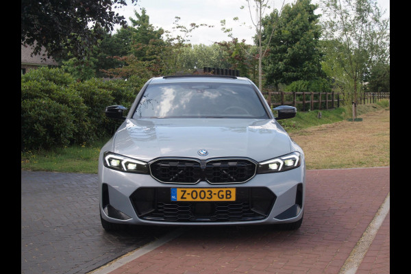 BMW 3-serie 330e | Iconic Glow Nieren | M-Pakket | Panoramadak | Trekhaak | 360 Camera | Sfeerverlichting | Harman Kardon |