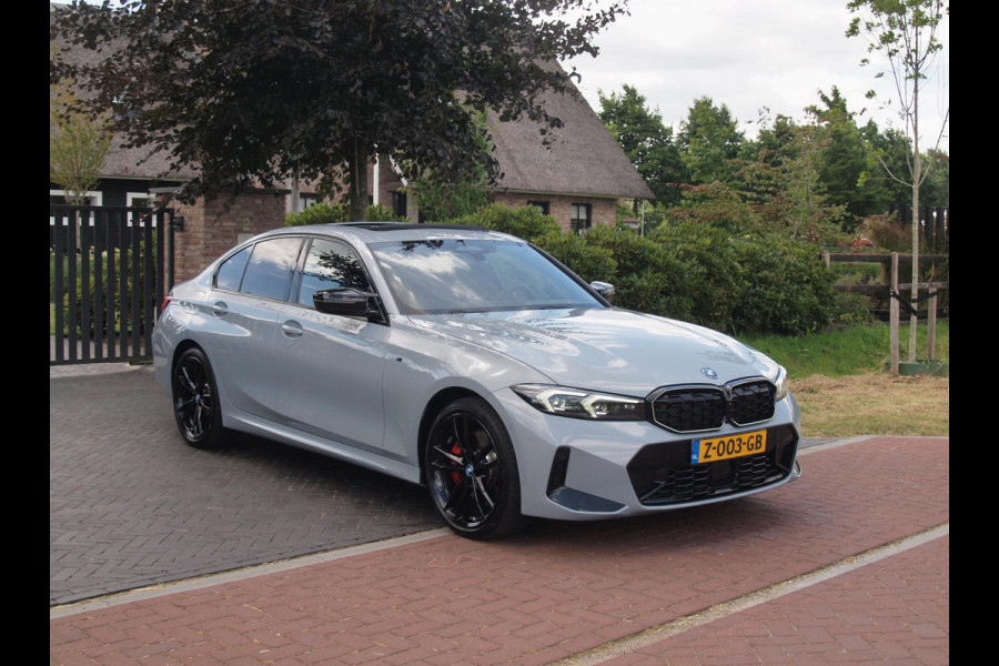 BMW 3-serie 330e | Iconic Glow Nieren | M-Pakket | Panoramadak | Trekhaak | 360 Camera | Sfeerverlichting | Harman Kardon |