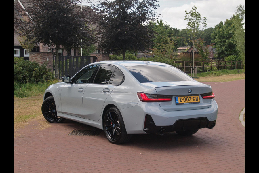 BMW 3-serie 330e | Iconic Glow Nieren | M-Pakket | Panoramadak | Trekhaak | 360 Camera | Sfeerverlichting | Harman Kardon |
