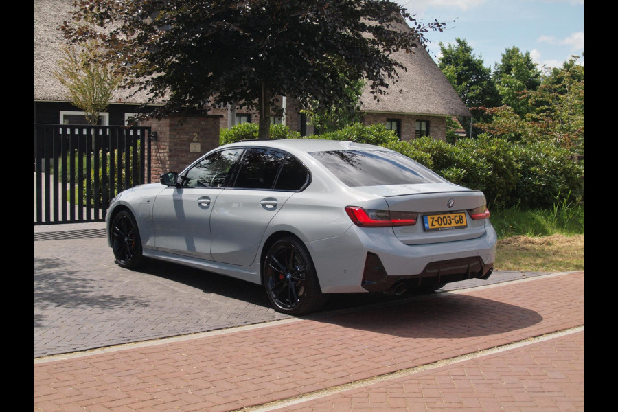 BMW 3-serie 330e | Iconic Glow Nieren | M-Pakket | Panoramadak | Trekhaak | 360 Camera | Sfeerverlichting | Harman Kardon |