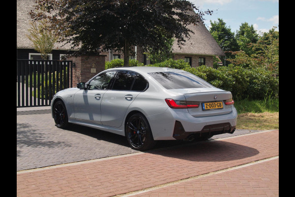 BMW 3-serie 330e | Iconic Glow Nieren | M-Pakket | Panoramadak | Trekhaak | 360 Camera | Sfeerverlichting | Harman Kardon |