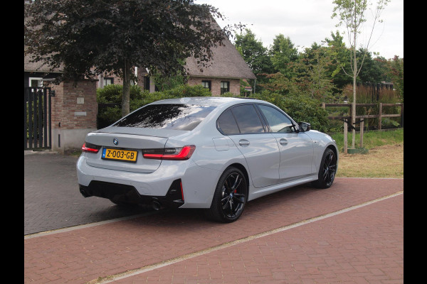 BMW 3-serie 330e | Iconic Glow Nieren | M-Pakket | Panoramadak | Trekhaak | 360 Camera | Sfeerverlichting | Harman Kardon |
