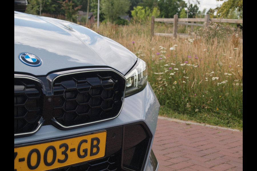 BMW 3-serie 330e | Iconic Glow Nieren | M-Pakket | Panoramadak | Trekhaak | 360 Camera | Sfeerverlichting | Harman Kardon |