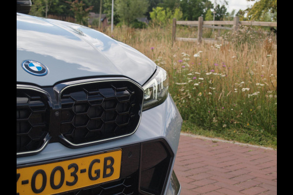 BMW 3-serie 330e | Iconic Glow Nieren | M-Pakket | Panoramadak | Trekhaak | 360 Camera | Sfeerverlichting | Harman Kardon |