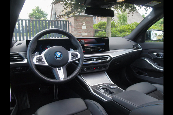 BMW 3-serie 330e | Iconic Glow Nieren | M-Pakket | Panoramadak | Trekhaak | 360 Camera | Sfeerverlichting | Harman Kardon |