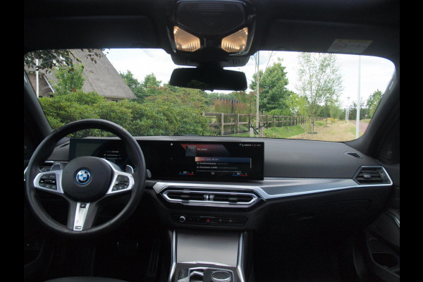 BMW 3-serie 330e | Iconic Glow Nieren | M-Pakket | Panoramadak | Trekhaak | 360 Camera | Sfeerverlichting | Harman Kardon |