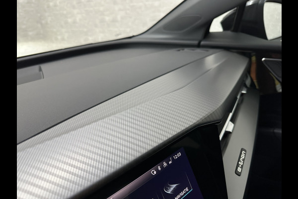Audi Q4 e-tron 40 77 kWh S-Line #RS-Leder | Black-Edition | ACC | Sfeerverlichting | Virtual-Cockpit | Stoelverwarming | 3-Zone Clima | Virtual-Cockpit | Camera | LED | Getint Glas | Carplay | Autom. Parkeren |