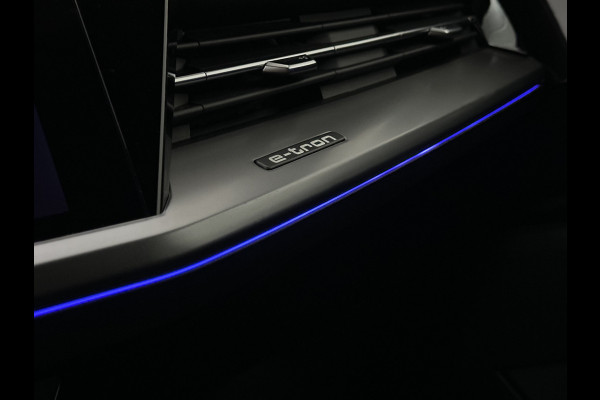 Audi Q4 e-tron 40 77 kWh S-Line #RS-Leder | Black-Edition | ACC | Sfeerverlichting | Virtual-Cockpit | Stoelverwarming | 3-Zone Clima | Virtual-Cockpit | Camera | LED | Getint Glas | Carplay | Autom. Parkeren |
