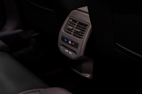 CUPRA Formentor 1.5 TSI Leer Camera ACC PDC Elektr. bedienbare achterklep Stuurverwarming Navi Climate voor & achter Stoelverwarming Virtual cockpit Keyless Entry & Go LM velgen