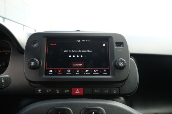 Fiat Panda 1.0 Hybrid RED Cross 69 PK | CarPlay | DAB | LED Verlichting | Lichtmetalen Velgen | Elektrisch Afstelbare Spiegels
