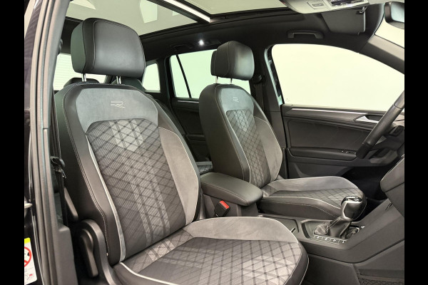 Volkswagen Tiguan 1.4 TSI eHybrid R-Line Business+ Automaat Trekhaak Panoramadak Navigatie IQ Light Stoel en Stuurverwarming Draadloze telefoonlader Digital Cockpit Climate Control Parkeersensoren 19 Inch
