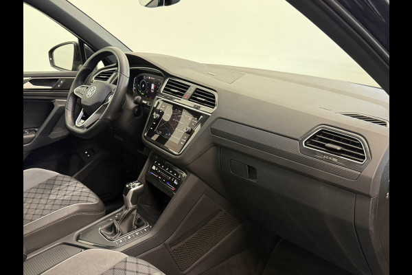 Volkswagen Tiguan 1.4 TSI eHybrid R-Line Business+ Automaat Trekhaak Panoramadak Navigatie IQ Light Stoel en Stuurverwarming Draadloze telefoonlader Digital Cockpit Climate Control Parkeersensoren 19 Inch