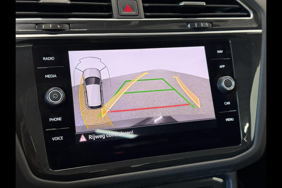 Volkswagen Tiguan 1.4 TSI eHybrid R-Line Business+ Automaat Trekhaak Panoramadak Navigatie IQ Light Stoel en Stuurverwarming Draadloze telefoonlader Digital Cockpit Climate Control Parkeersensoren 19 Inch