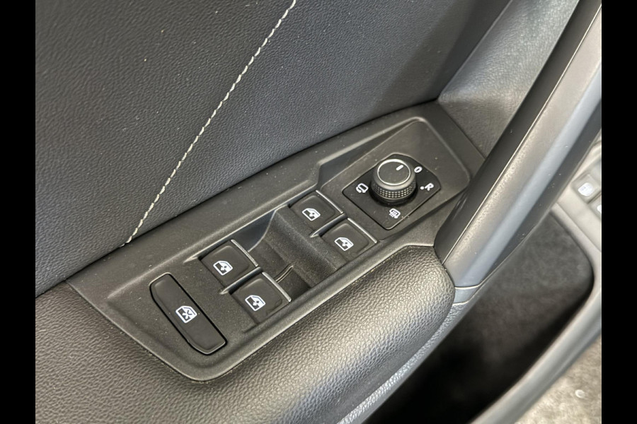 Volkswagen Tiguan 1.4 TSI eHybrid R-Line Business+ Automaat Trekhaak Panoramadak Navigatie IQ Light Stoel en Stuurverwarming Draadloze telefoonlader Digital Cockpit Climate Control Parkeersensoren 19 Inch