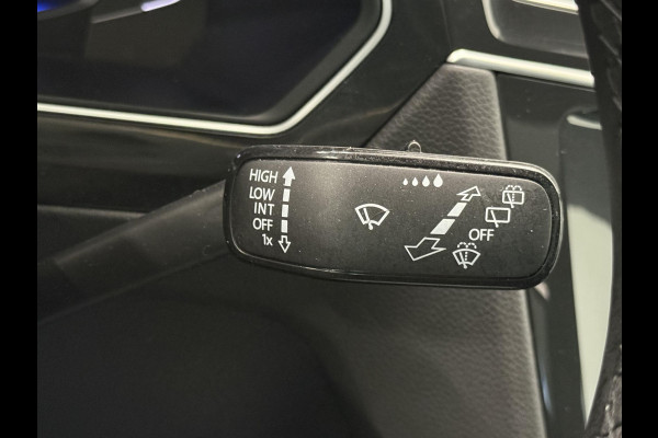 Volkswagen Tiguan 1.4 TSI eHybrid R-Line Business+ Automaat Trekhaak Panoramadak Navigatie IQ Light Stoel en Stuurverwarming Draadloze telefoonlader Digital Cockpit Climate Control Parkeersensoren 19 Inch