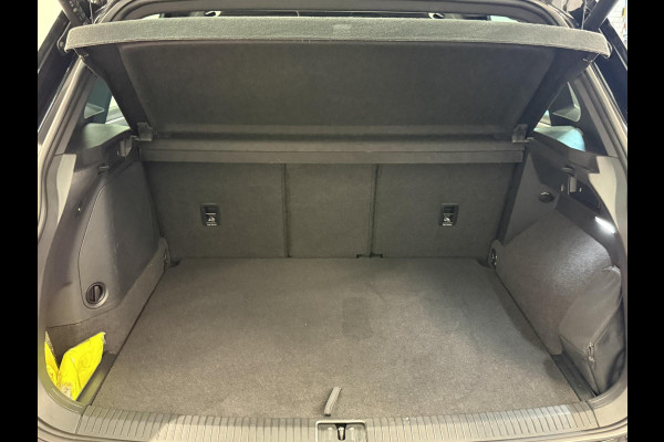 Volkswagen Tiguan 1.4 TSI eHybrid R-Line Business+ Automaat Trekhaak Panoramadak Navigatie IQ Light Stoel en Stuurverwarming Draadloze telefoonlader Digital Cockpit Climate Control Parkeersensoren 19 Inch