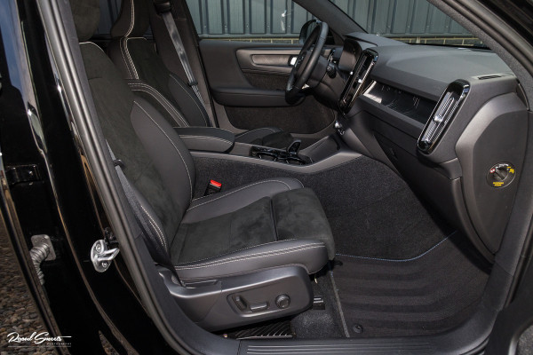 Volvo XC40 1.5 T4 Plug-in hybrid Plus Dark | Zwenkbare trekhaak | Adaptieve cruise | Memory | Haman Kardon | Blis |