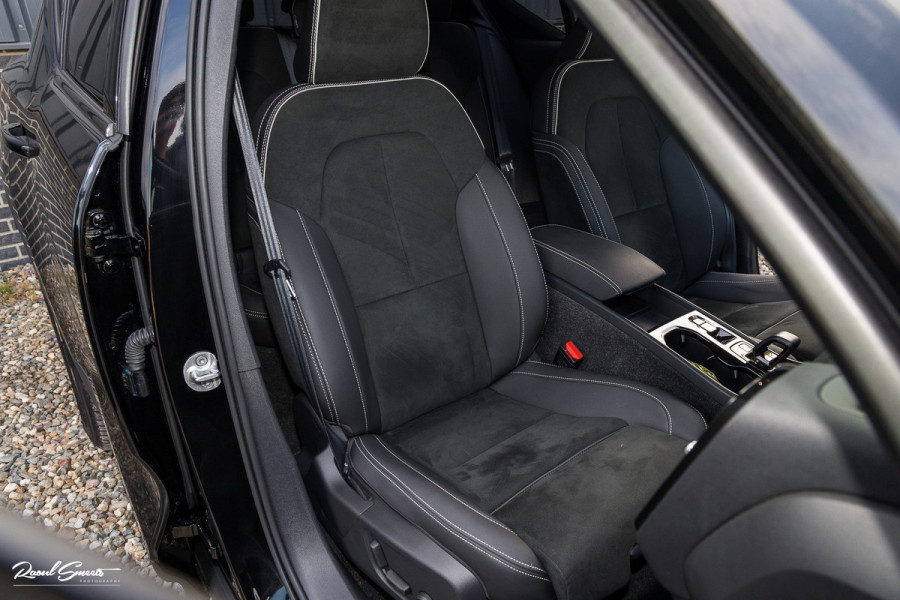 Volvo XC40 1.5 T4 Plug-in hybrid Plus Dark | Zwenkbare trekhaak | Adaptieve cruise | Memory | Haman Kardon | Blis |