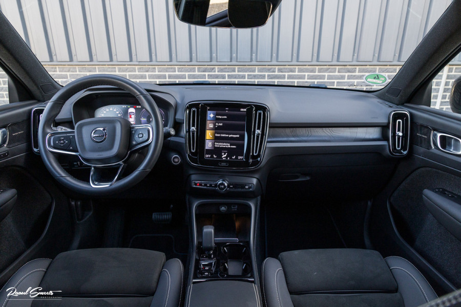 Volvo XC40 1.5 T4 Plug-in hybrid Plus Dark | Zwenkbare trekhaak | Adaptieve cruise | Memory | Haman Kardon | Blis |