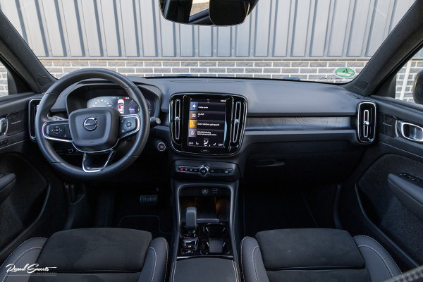 Volvo XC40 1.5 T4 Plug-in hybrid Plus Dark | Zwenkbare trekhaak | Adaptieve cruise | Memory | Haman Kardon | Blis |