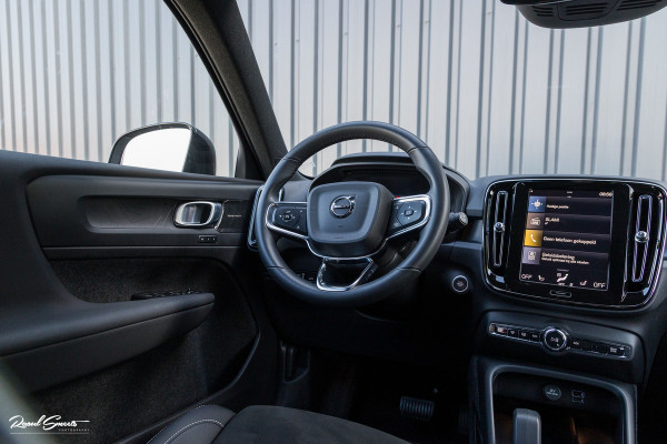 Volvo XC40 1.5 T4 Plug-in hybrid Plus Dark | Zwenkbare trekhaak | Adaptieve cruise | Memory | Haman Kardon | Blis |