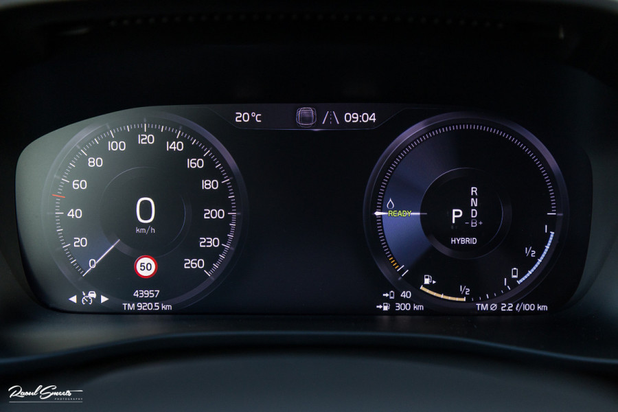 Volvo XC40 1.5 T4 Plug-in hybrid Plus Dark | Zwenkbare trekhaak | Adaptieve cruise | Memory | Haman Kardon | Blis |