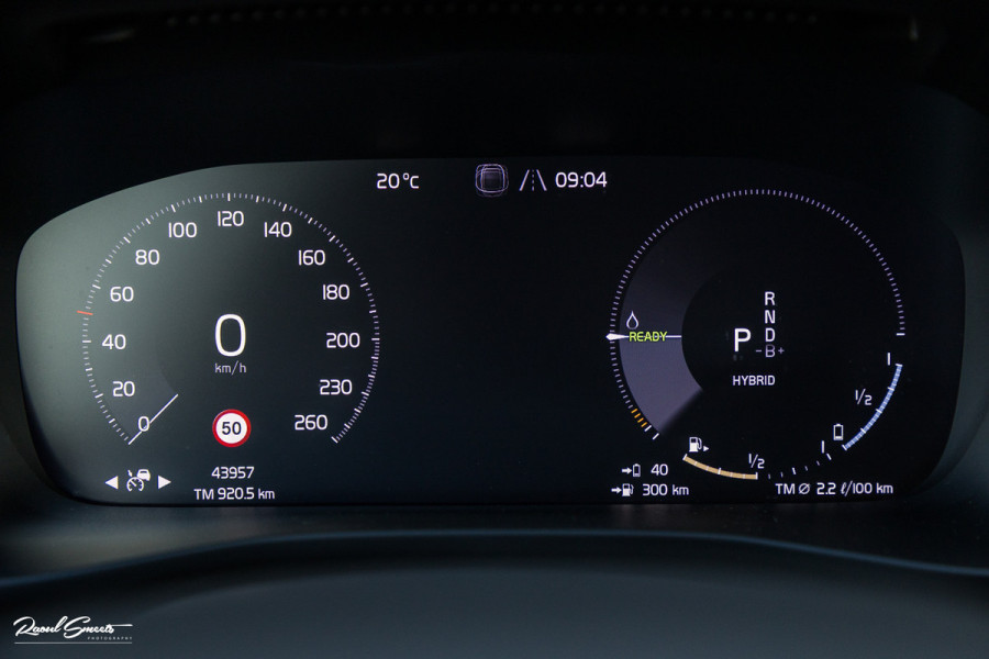 Volvo XC40 1.5 T4 Plug-in hybrid Plus Dark | Zwenkbare trekhaak | Adaptieve cruise | Memory | Haman Kardon | Blis |