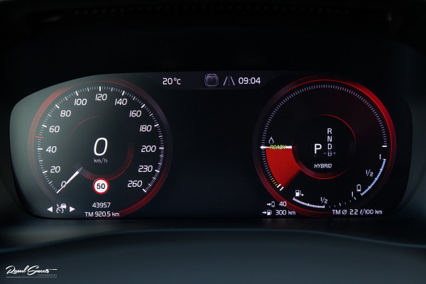 Volvo XC40 1.5 T4 Plug-in hybrid Plus Dark | Zwenkbare trekhaak | Adaptieve cruise | Memory | Haman Kardon | Blis |