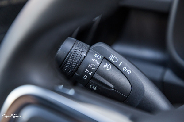 Volvo XC40 1.5 T4 Plug-in hybrid Plus Dark | Zwenkbare trekhaak | Adaptieve cruise | Memory | Haman Kardon | Blis |