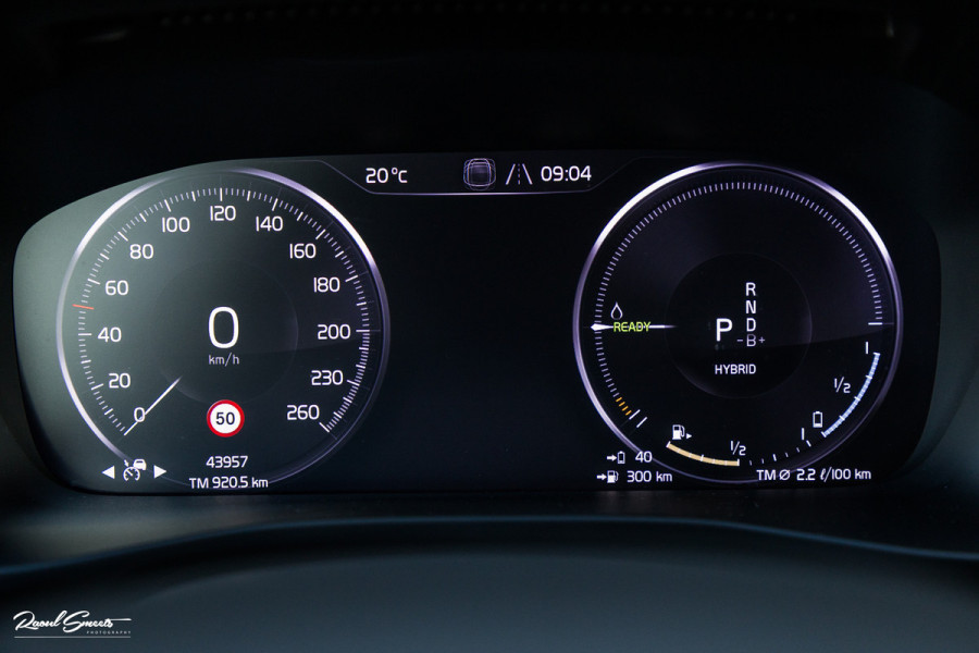 Volvo XC40 1.5 T4 Plug-in hybrid Plus Dark | Zwenkbare trekhaak | Adaptieve cruise | Memory | Haman Kardon | Blis |