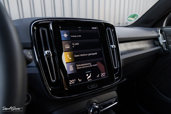 Volvo XC40 1.5 T4 Plug-in hybrid Plus Dark | Zwenkbare trekhaak | Adaptieve cruise | Memory | Haman Kardon | Blis |
