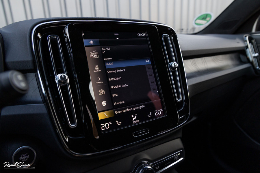 Volvo XC40 1.5 T4 Plug-in hybrid Plus Dark | Zwenkbare trekhaak | Adaptieve cruise | Memory | Haman Kardon | Blis |