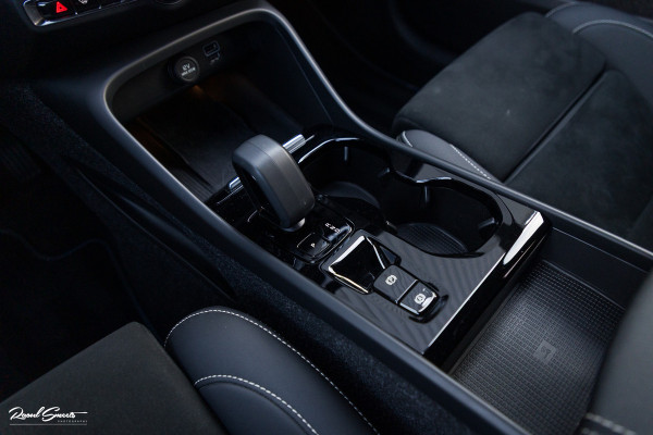 Volvo XC40 1.5 T4 Plug-in hybrid Plus Dark | Zwenkbare trekhaak | Adaptieve cruise | Memory | Haman Kardon | Blis |