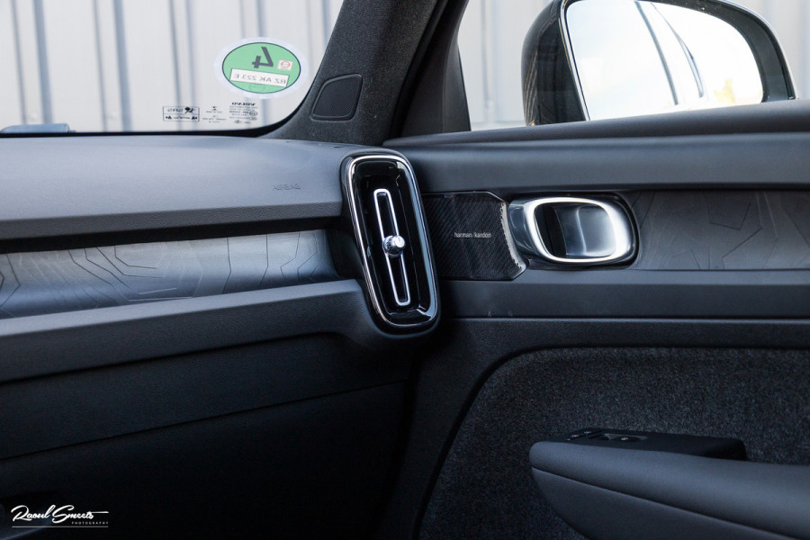 Volvo XC40 1.5 T4 Plug-in hybrid Plus Dark | Zwenkbare trekhaak | Adaptieve cruise | Memory | Haman Kardon | Blis |
