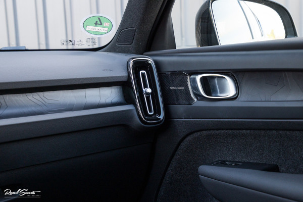 Volvo XC40 1.5 T4 Plug-in hybrid Plus Dark | Zwenkbare trekhaak | Adaptieve cruise | Memory | Haman Kardon | Blis |
