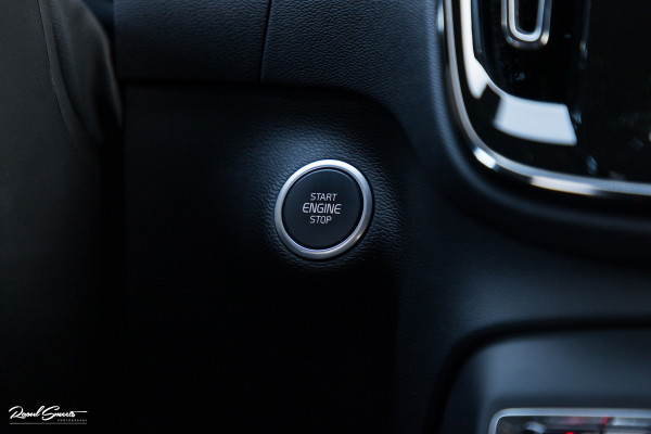 Volvo XC40 1.5 T4 Plug-in hybrid Plus Dark | Zwenkbare trekhaak | Adaptieve cruise | Memory | Haman Kardon | Blis |