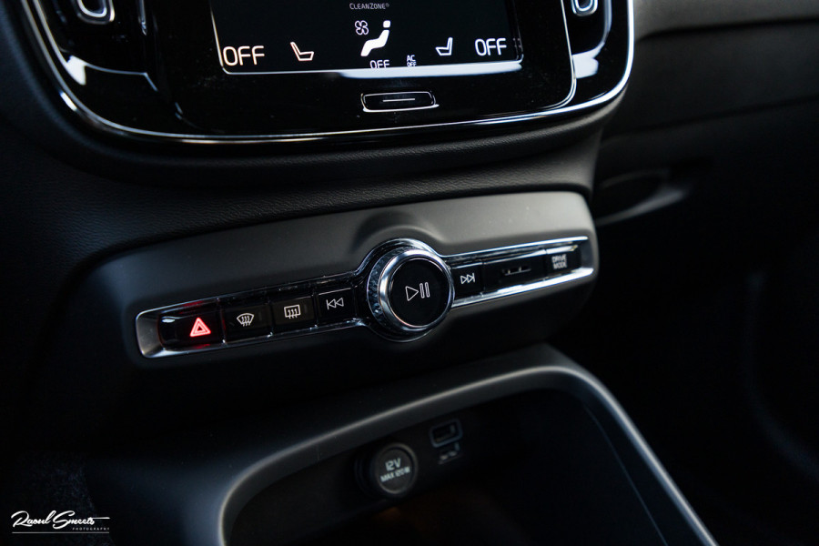 Volvo XC40 1.5 T4 Plug-in hybrid Plus Dark | Zwenkbare trekhaak | Adaptieve cruise | Memory | Haman Kardon | Blis |