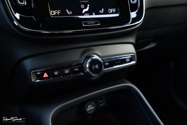 Volvo XC40 1.5 T4 Plug-in hybrid Plus Dark | Zwenkbare trekhaak | Adaptieve cruise | Memory | Haman Kardon | Blis |