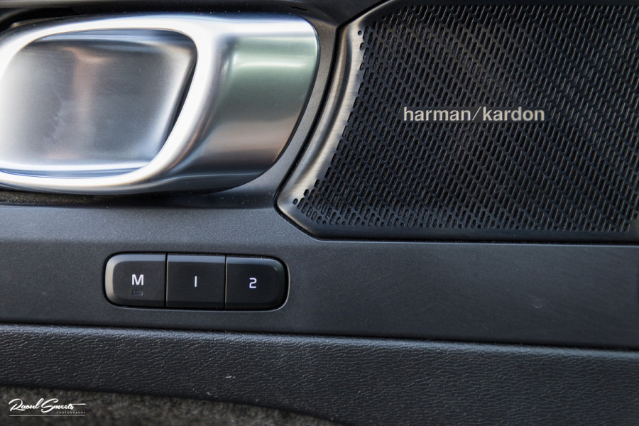 Volvo XC40 1.5 T4 Plug-in hybrid Plus Dark | Zwenkbare trekhaak | Adaptieve cruise | Memory | Haman Kardon | Blis |