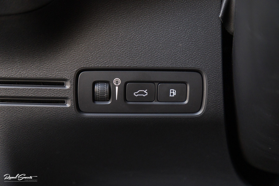 Volvo XC40 1.5 T4 Plug-in hybrid Plus Dark | Zwenkbare trekhaak | Adaptieve cruise | Memory | Haman Kardon | Blis |